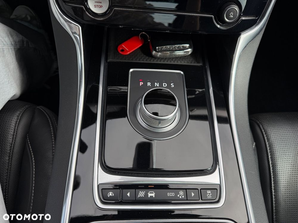 Jaguar XF 30d R-Sport - 23