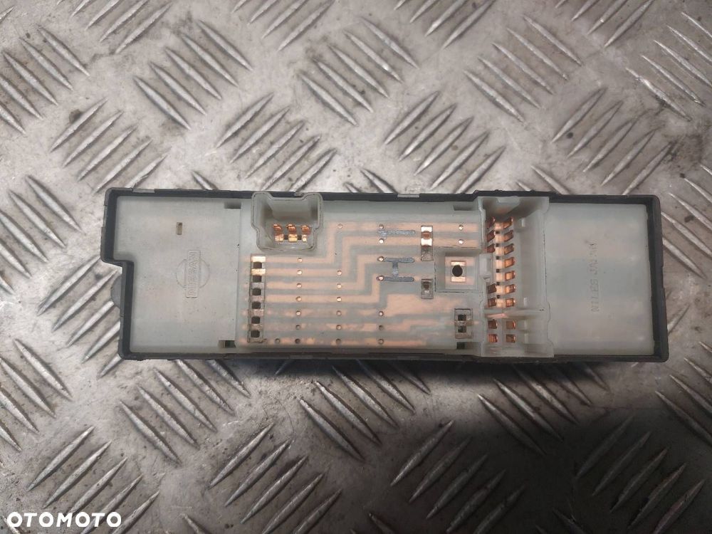 PRZEŁĄCZNIK SZYB LEWY PRZÓD NISSAN X-TRAIL I - 2