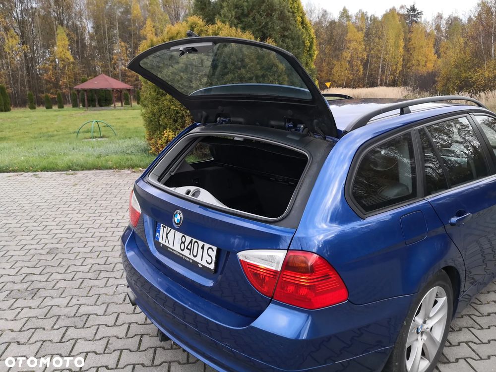 BMW Seria 3 320i Touring - 24