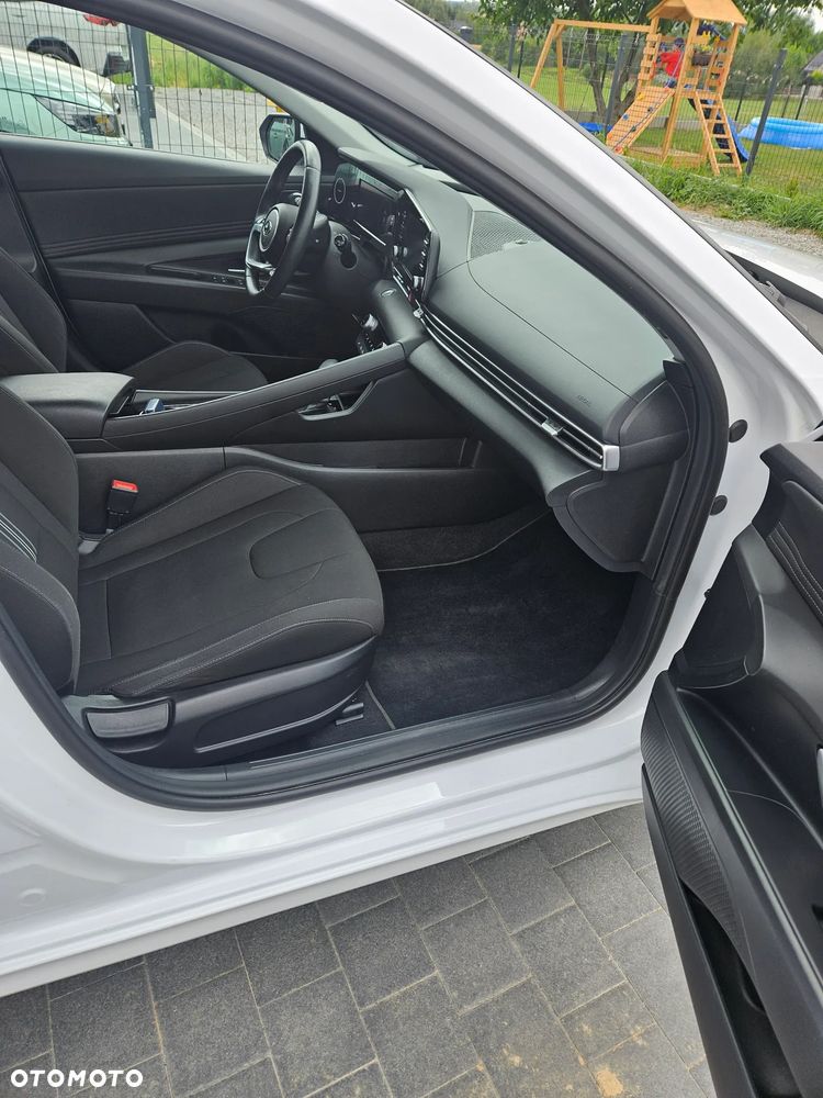 Hyundai Elantra 1.6 Executive CVT - 20