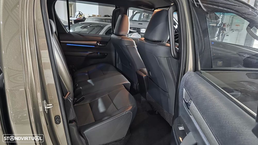 Toyota Hilux 2.8 D-4D 4WD GR Sport II - 51