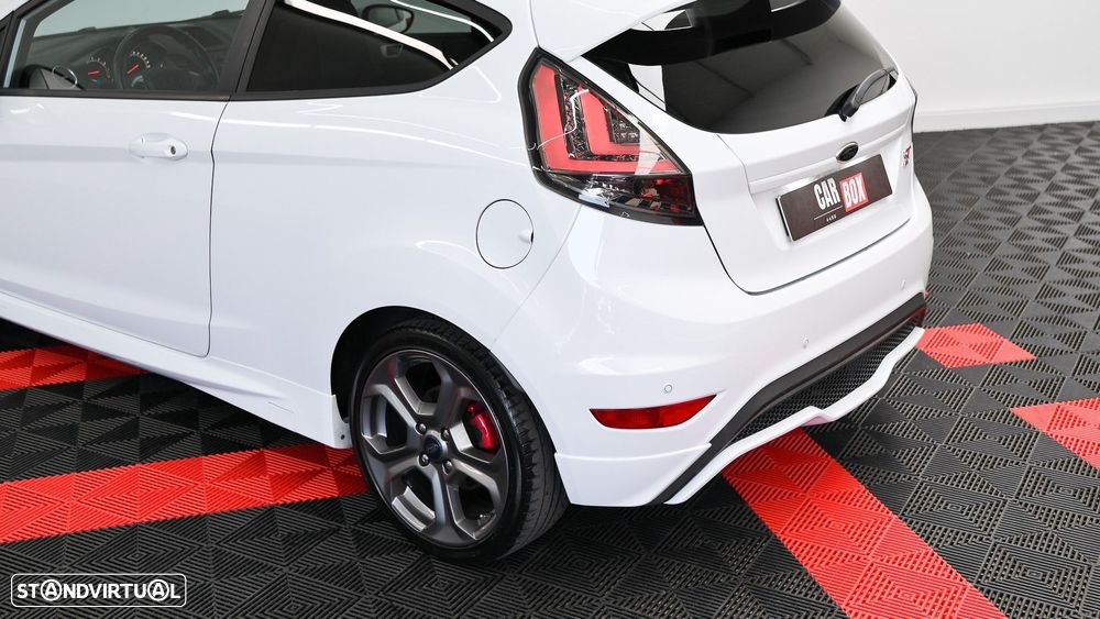 Ford Fiesta 1.6 EcoBoost ST - 17