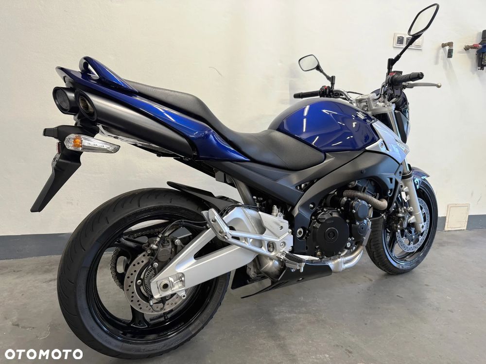 Suzuki GSR - 3