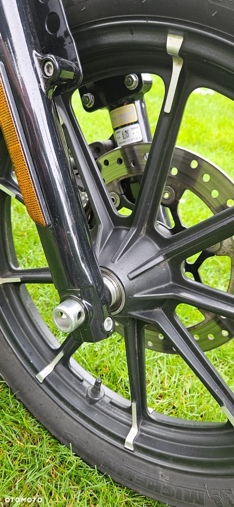 Harley-Davidson Sportster Iron 883 - 21