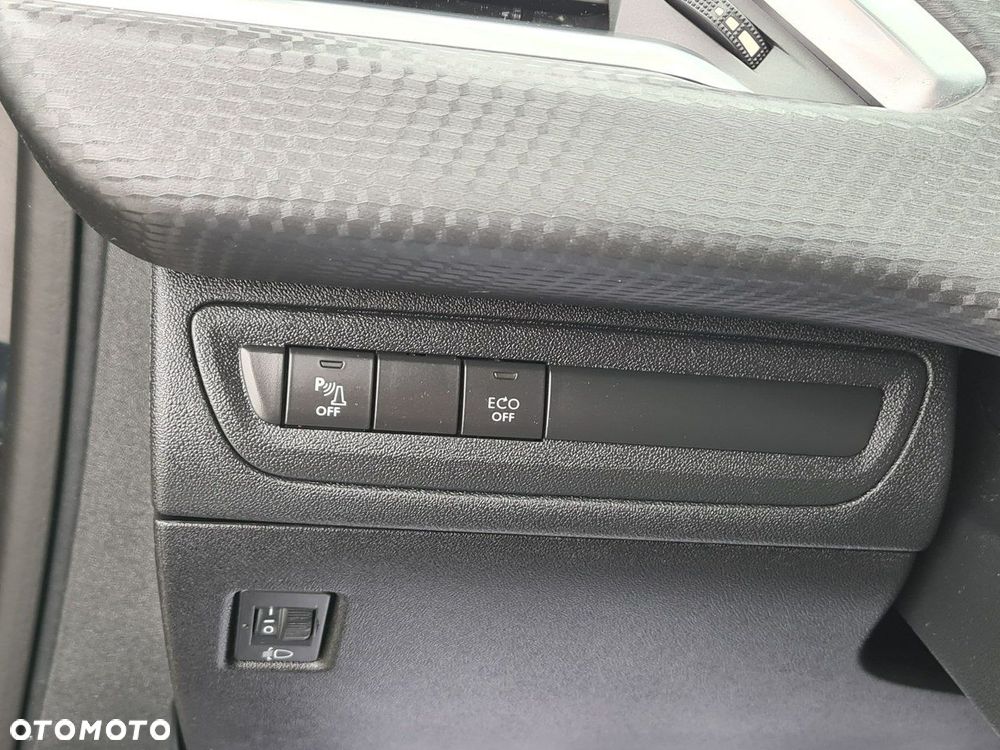 Peugeot 2008 1.2 Pure Tech GPF Signature S&S - 22