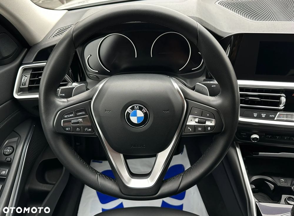 BMW Seria 3 330i Sport - 29