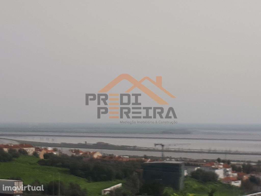 Situada em Santa Iria da Azóia, moradia T5 com piscina aquecida e r... - Grande imagem: 2/14