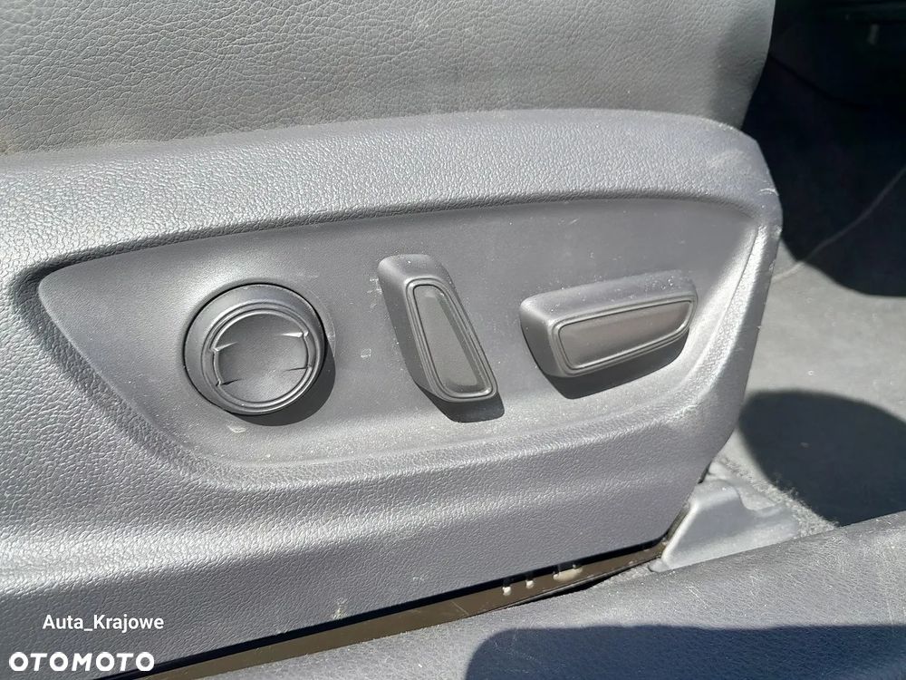 Toyota Camry 2.5 Hybrid Executive CVT - 33