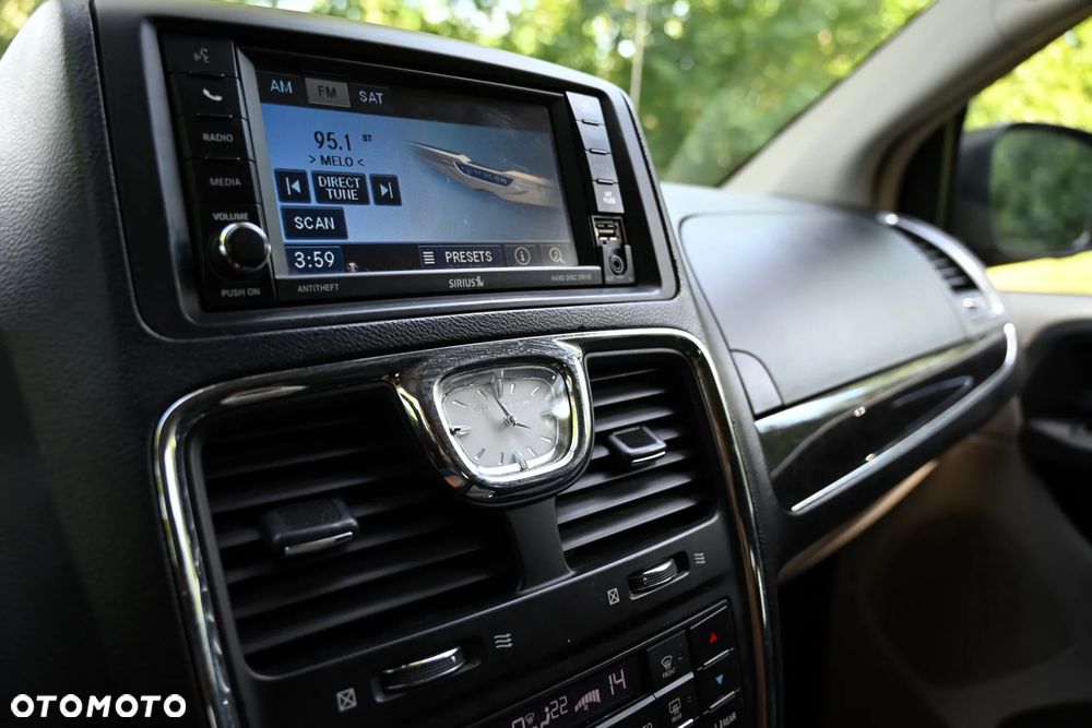 Chrysler Town & Country - 21