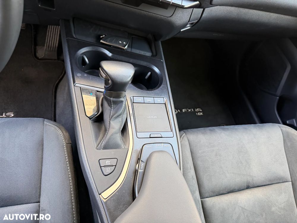 Lexus UX 250h E-FOUR Business - 16