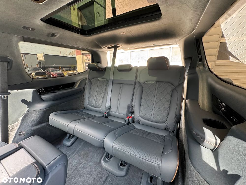 Jeep Grand Wagoneer - 17