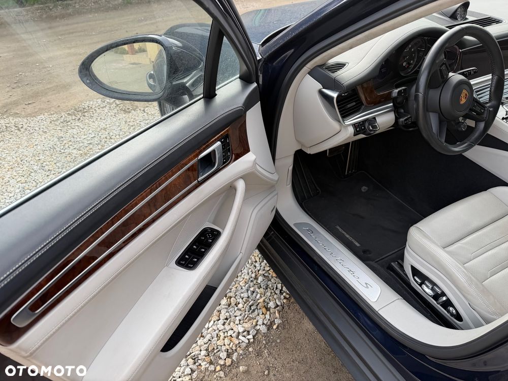 Porsche Panamera Turbo S - 10