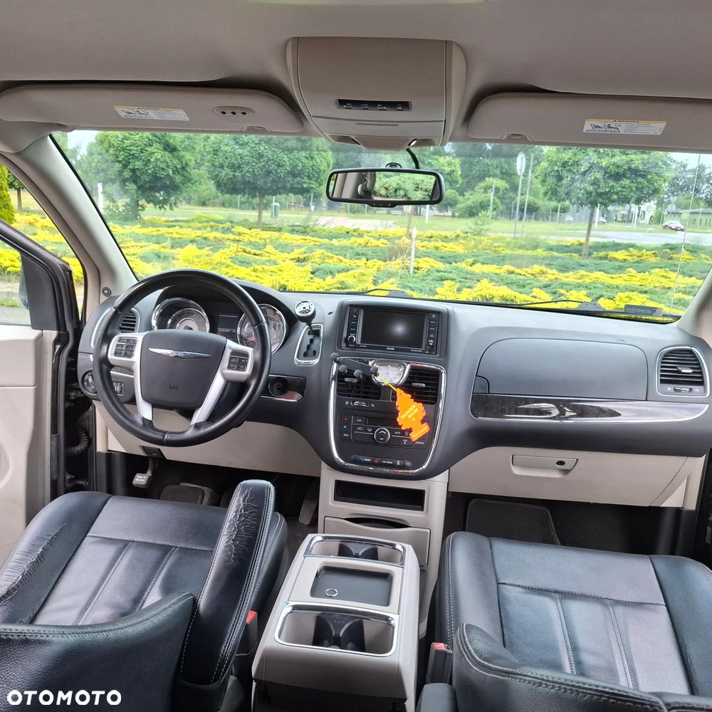 Chrysler Town & Country - 16