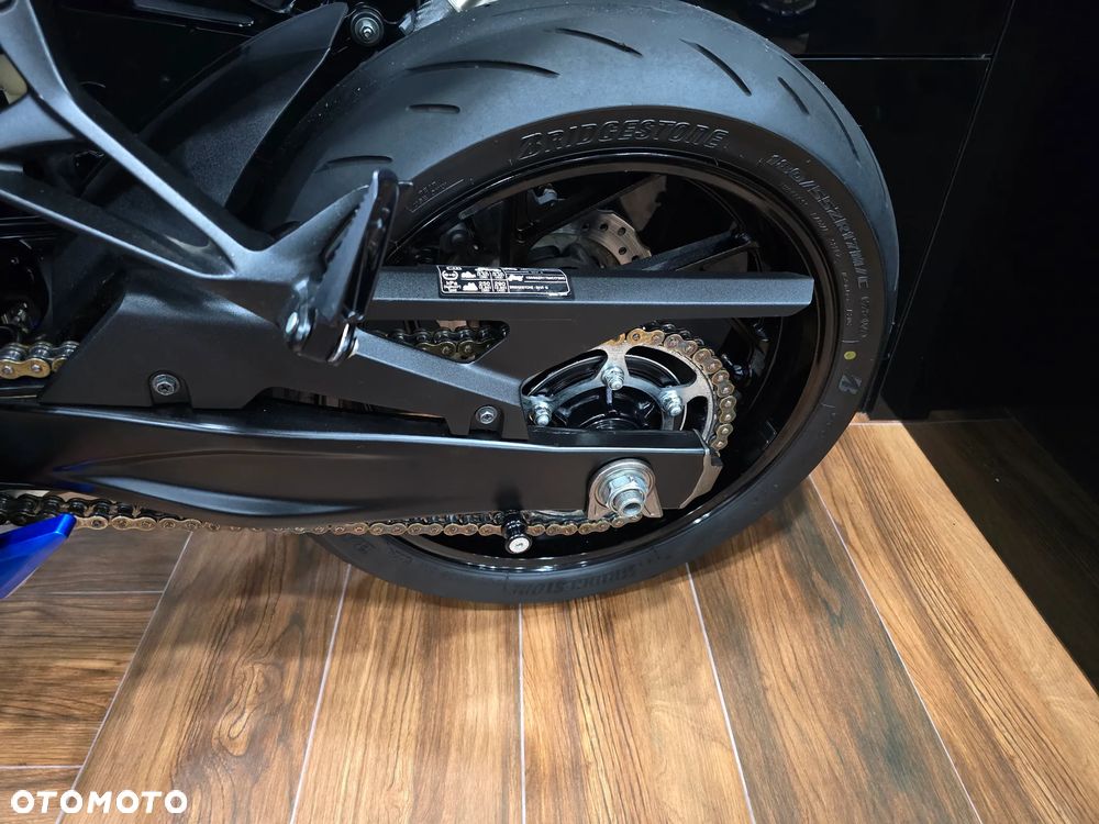 Suzuki GSX - 17
