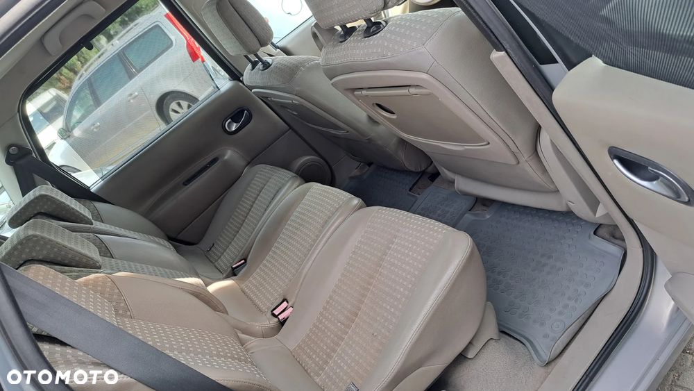Renault Grand Scenic - 13