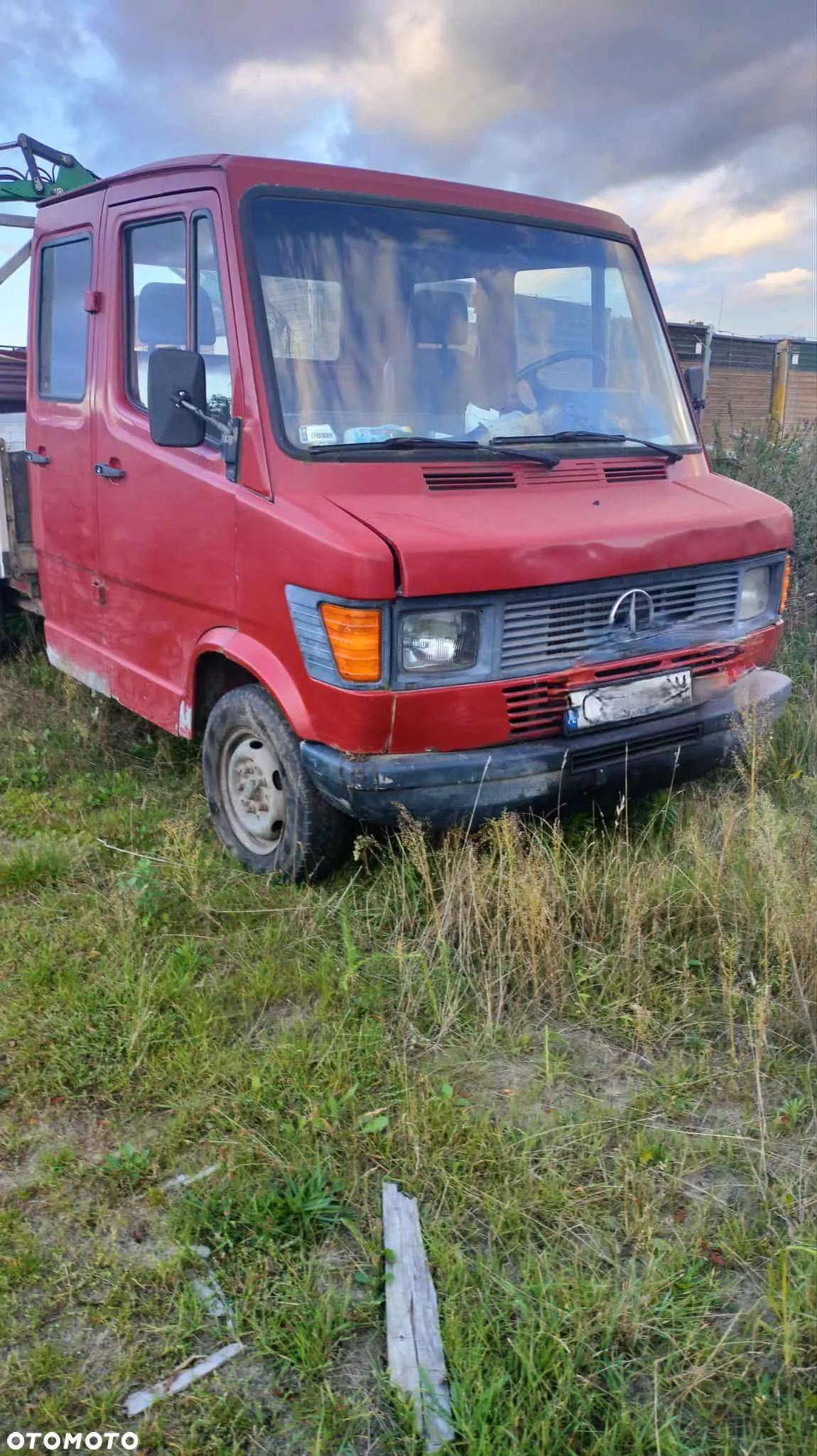 Mercedes-Benz 210D - 1