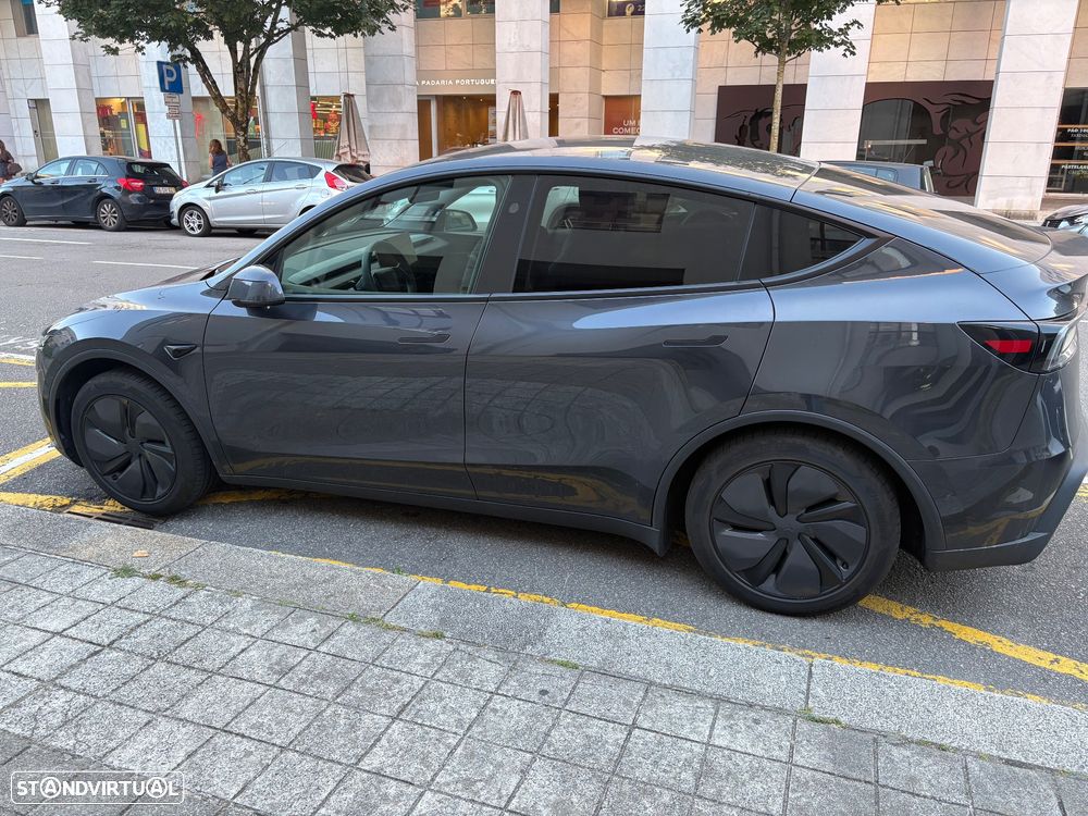 Tesla Model Y - 5