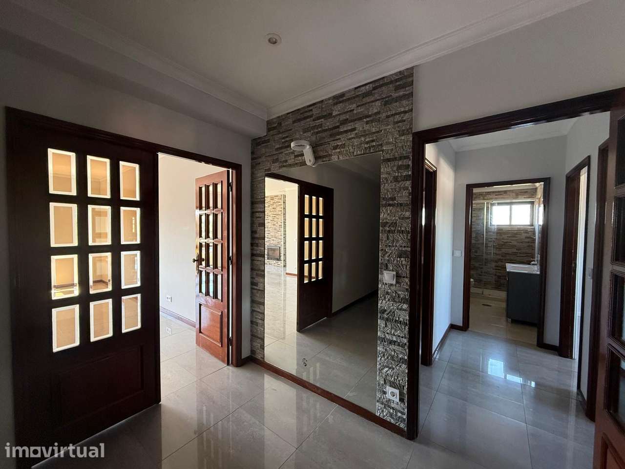 JD - Apartamento T3, Paços de Brandão, com 3 frentes, com áreas amplas - Grande imagem: 4/27