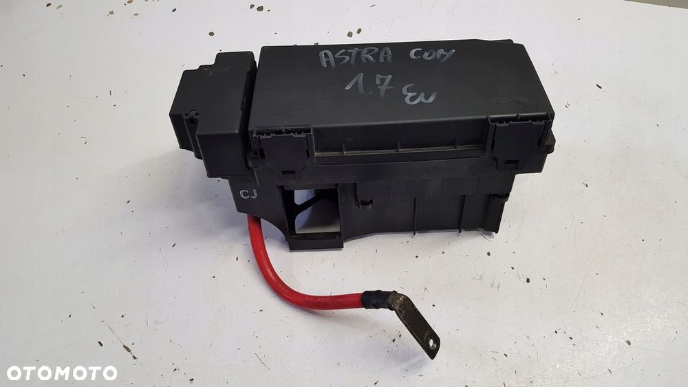 skrzynka bezpieczników Opel Astra H 1.7 cdti 13206754 - 1