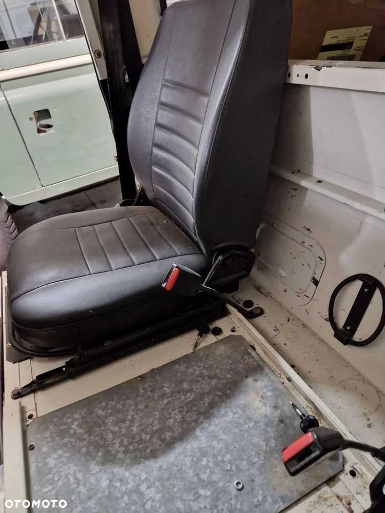 Land Rover Defender - 12