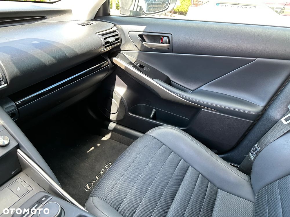 Lexus IS - 16