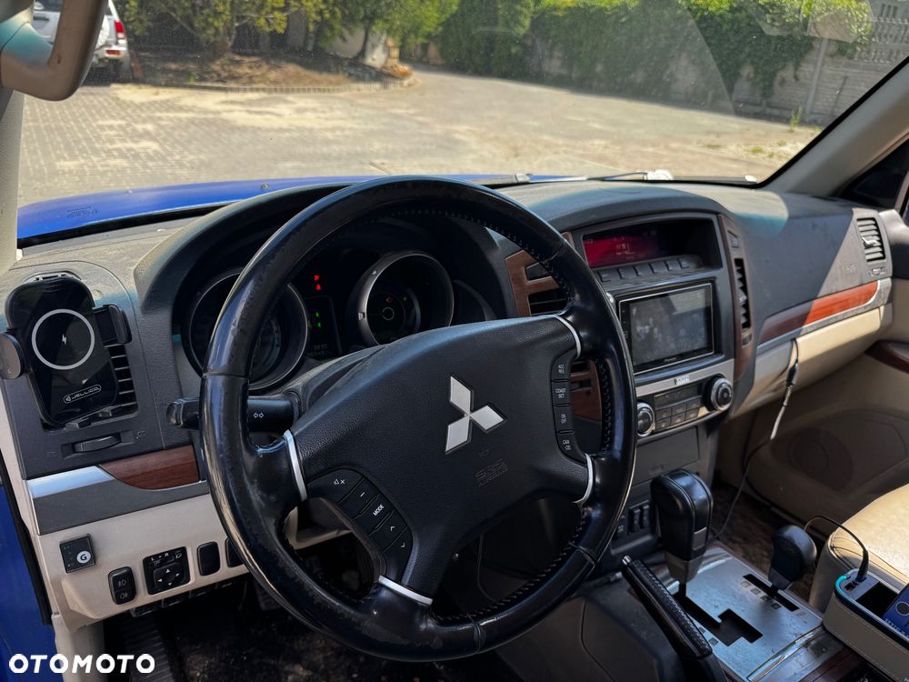 Mitsubishi Pajero - 23
