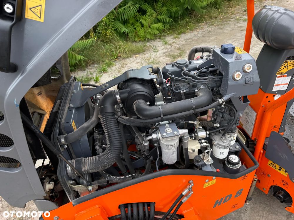 Hamm HD 8VV  Walec Terenowo Drogowy do Asfaltu z OBCINAKIEM BOCZNYM Hydraulicznym! 2 tony. Import Norwegia 2017 rok. 624 mtg. Silnik KUBOTA 3 cylindry. Maszyna nie różni się od Nowej z salonu! Serwisy w Dekra AKTUALNE 2026rok. Zero zniszczeń IGŁA !! Gotowy do długiej pracy. Po dużych serwisach eksploatacyjnych w Norwegii. Walec pochodzi z urzędu Komunalnego w Norwegii od pierwszego właściciela. Jego historia od nowości to lekkie inwestycje miejskie! Jedyna taka okazja! Bardzo mały walec a moc Potężna! Ani deka luzów i wycieków. OKAZJA. Zraszacze na dwa bębny. Ubijanie na dwa lub jeden bęben. Siła ubijania regulowana! - 12