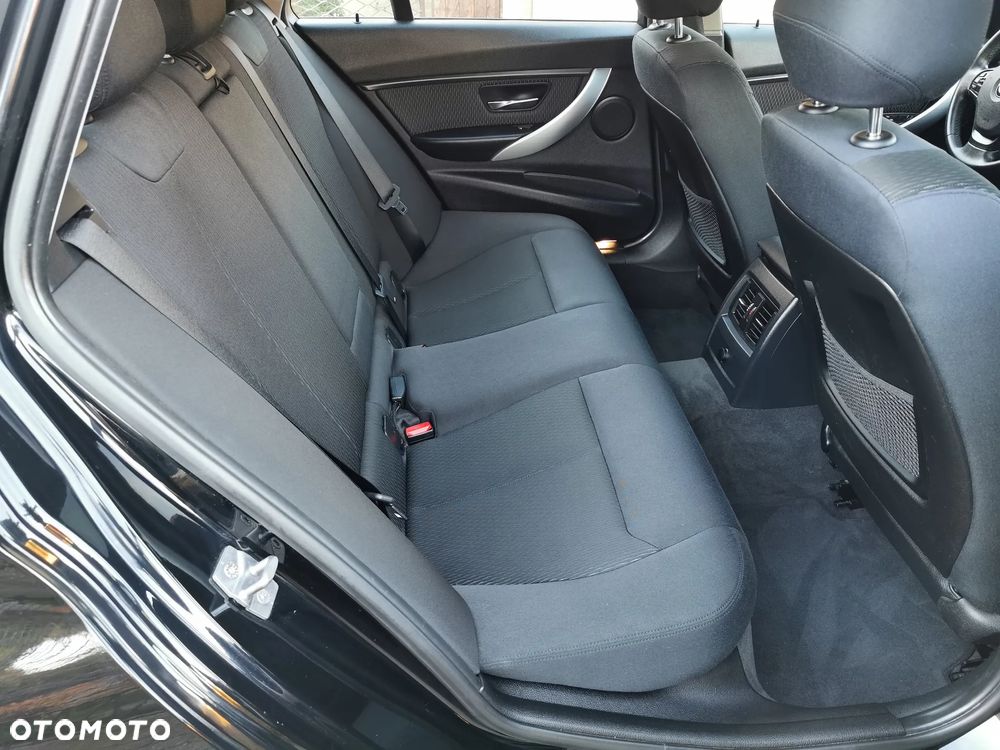 BMW Seria 3 320d xDrive - 23