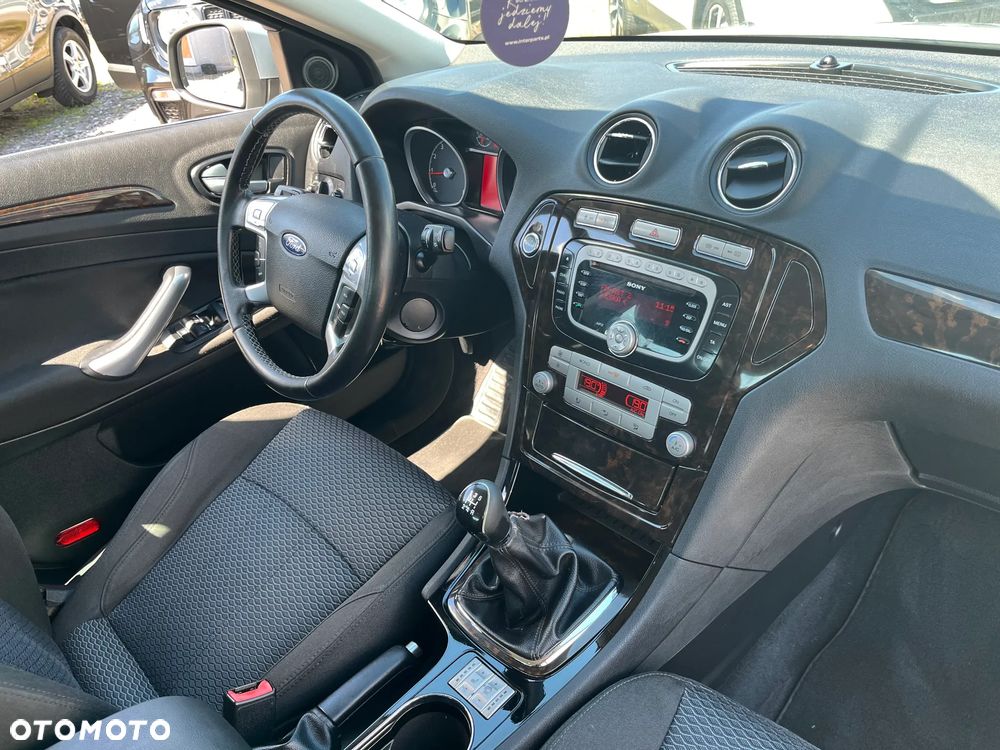 Ford Mondeo 2.0 Ghia - 32