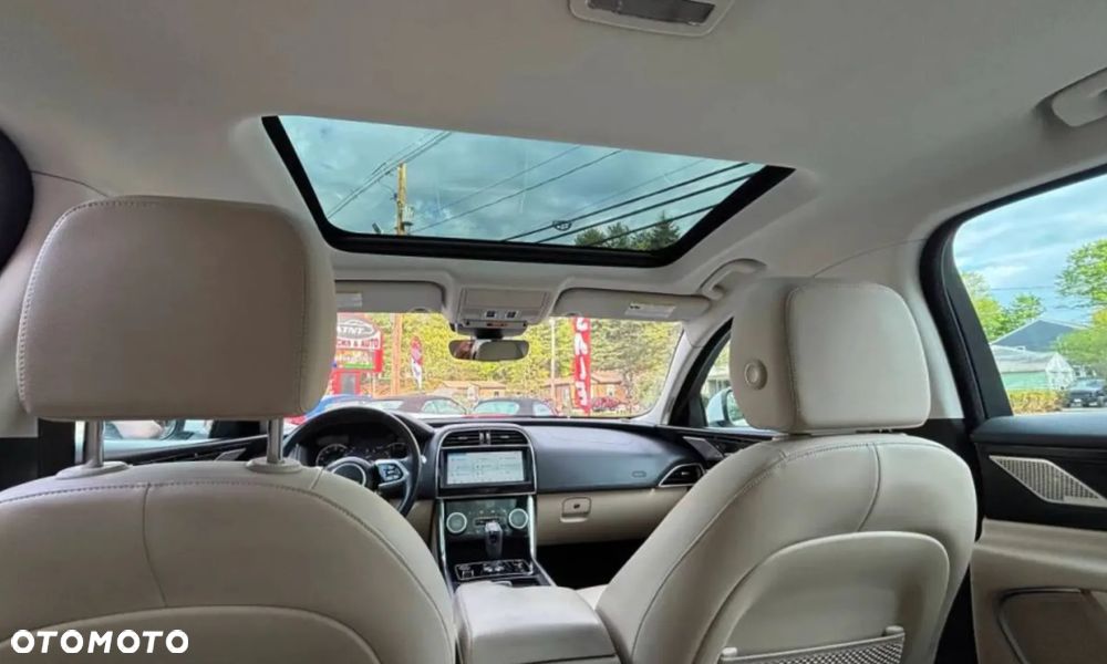Jaguar XE P250 R-Dynamic SE - 17