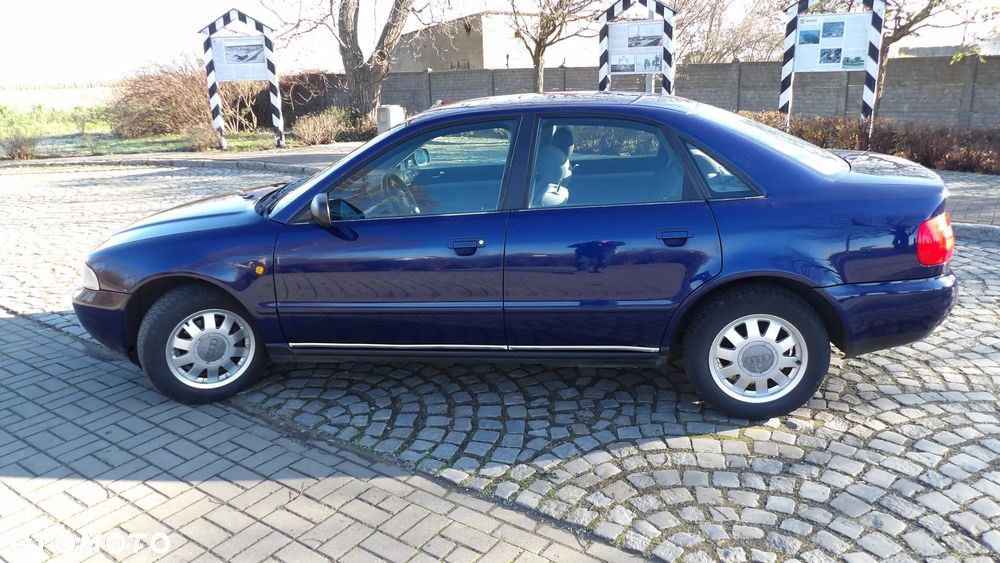 Audi A4 Limousine - 1