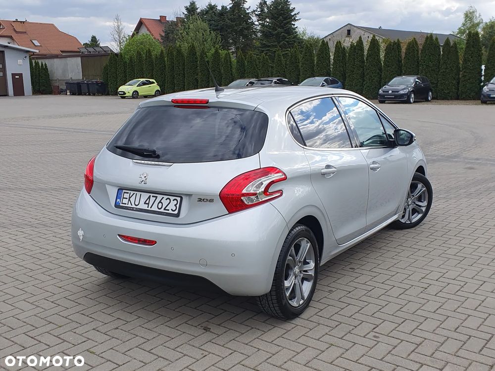 Peugeot 208 - 8