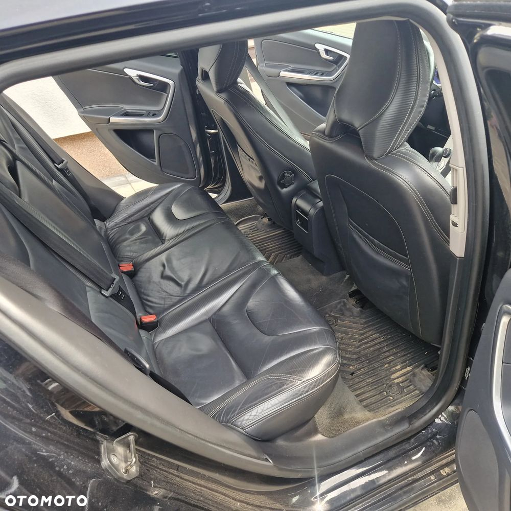 Volvo V60 D5 R-Design - 12