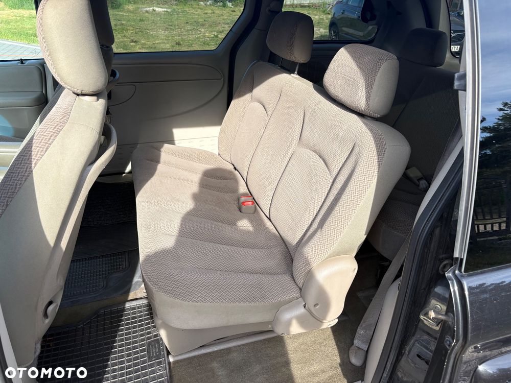 Chrysler Town & Country - 11