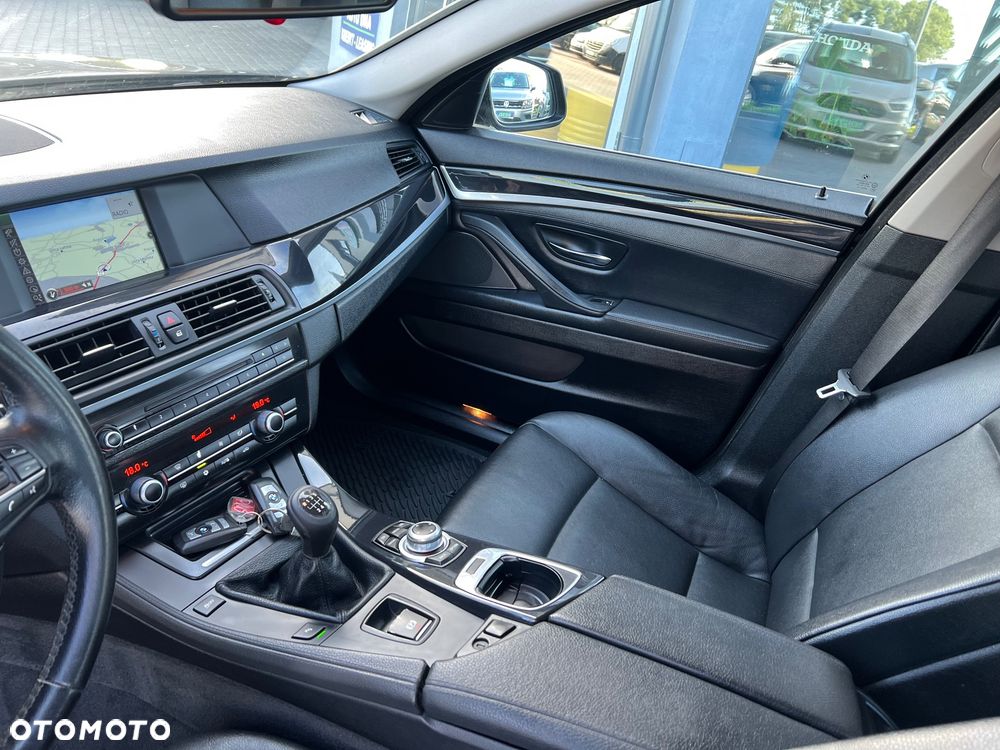 BMW Seria 5 525d - 12
