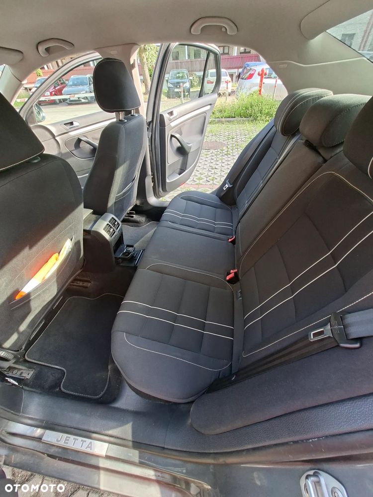 Volkswagen Jetta - 4