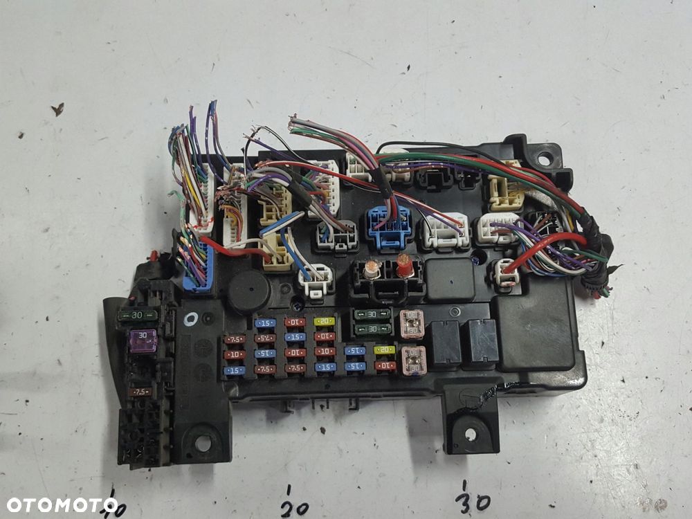 MITSUBISHI OUTLANDER III 13-17r 2.0 HYBRID SKRZYNKA BEZPIECZNIKÓW 8637A885 - 1