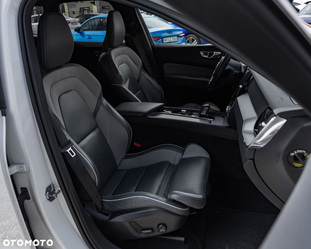 Volvo XC 60 B4 D Ultimate Dark - 28