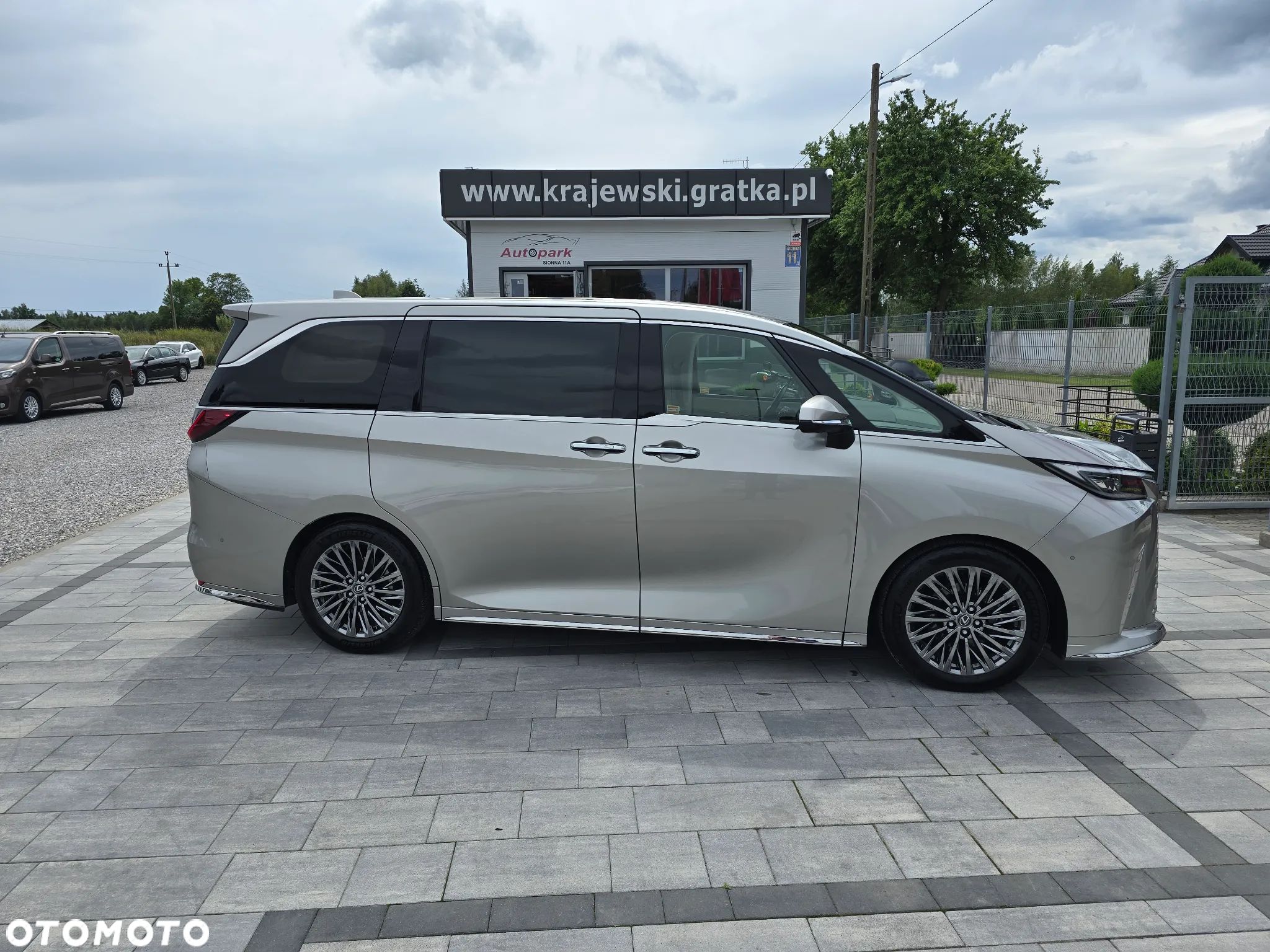 Lexus LM 350h Omotenashi - 1