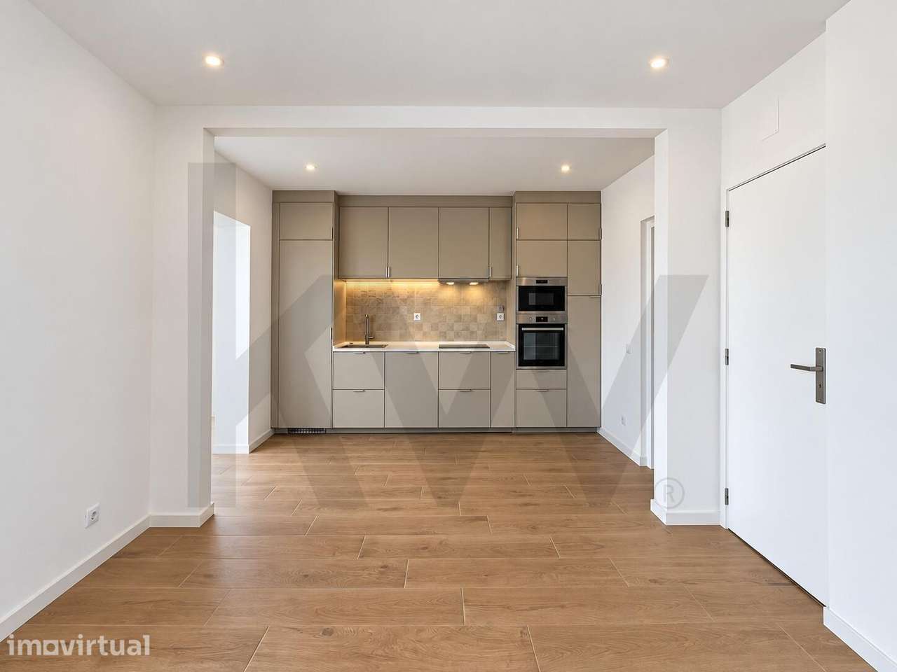 Apartamento T5 renovado, com elevador situado no Planalto, Santarém - Grande imagem: 2/38