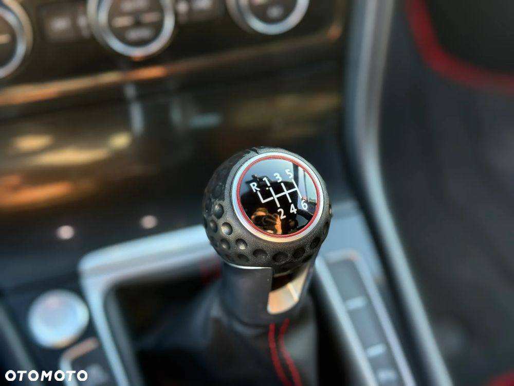 Volkswagen Golf - 25