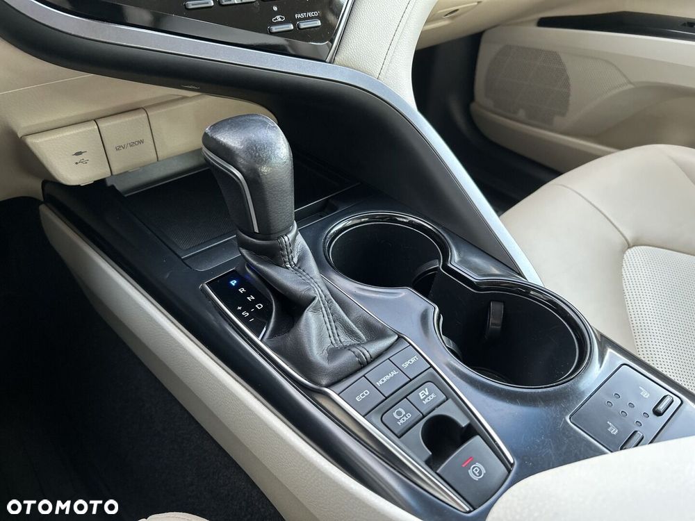 Toyota Camry 2.5 Hybrid Comfort CVT - 21