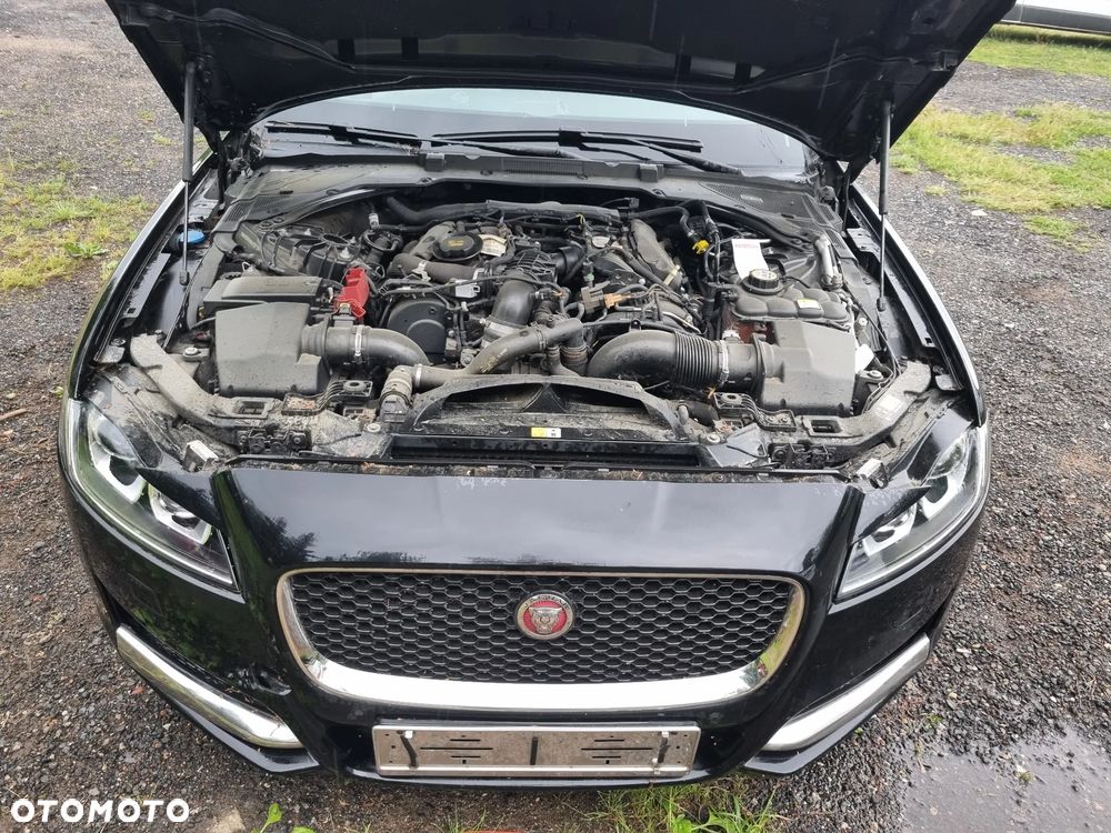 Jaguar XF 30d Prestige - 12