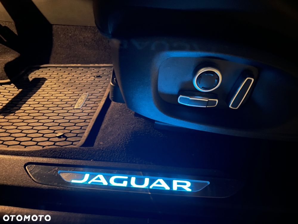 Jaguar E-Pace 2.0 P300 mHEV AWD 300 Sport - 32