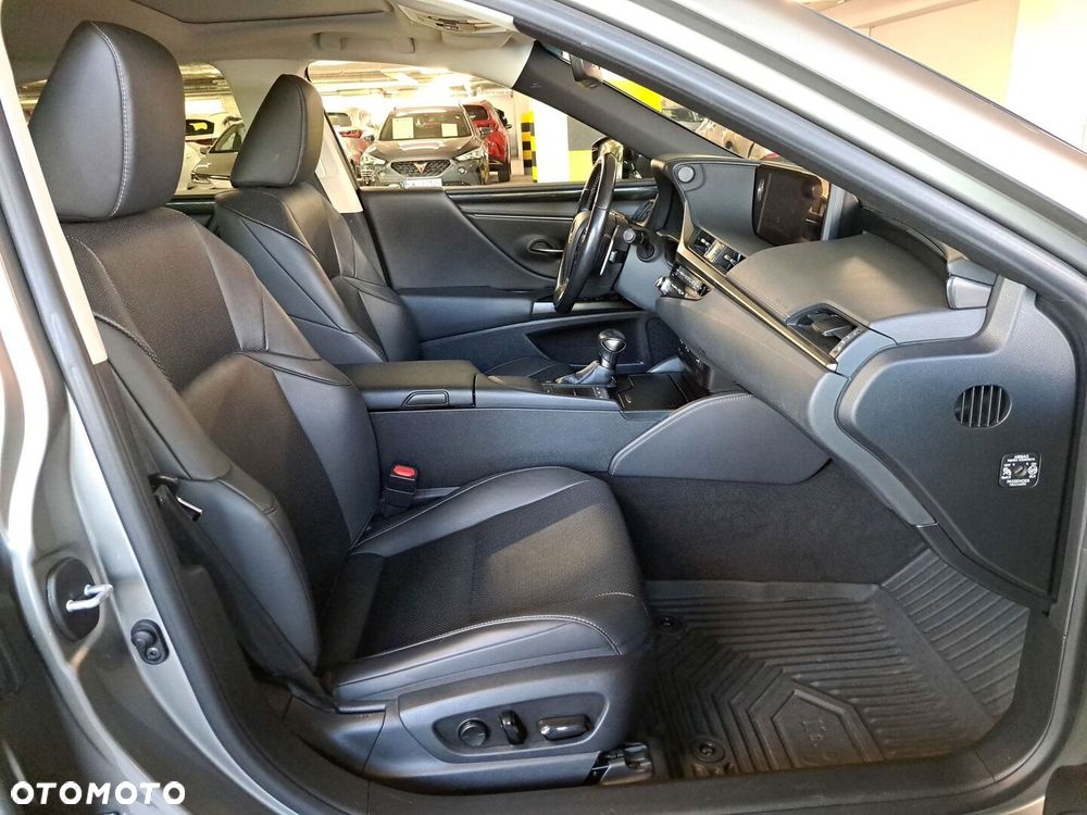 Lexus ES 300h Business Edition + - 17