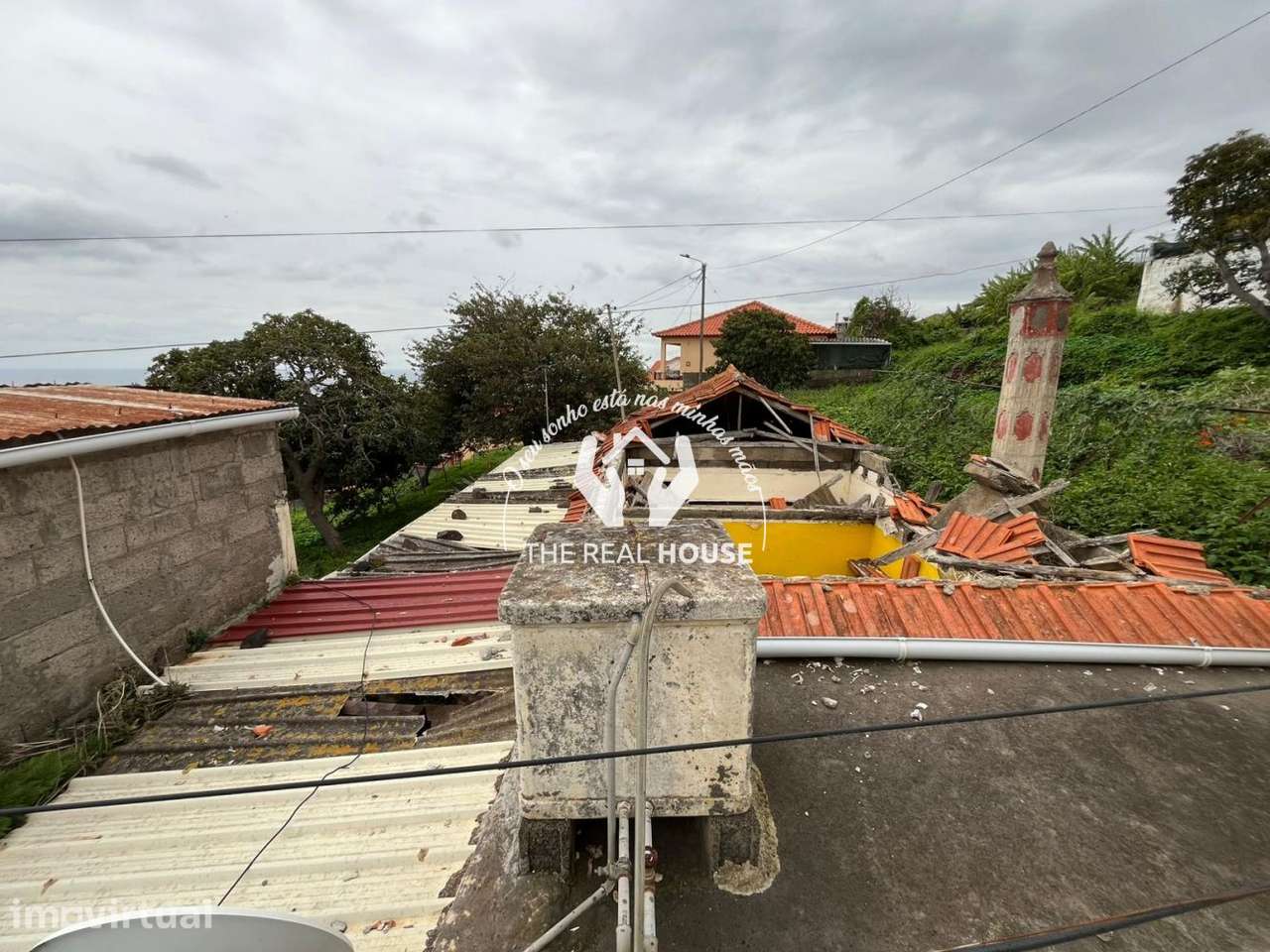 Terreno c/ Ruína de Moradia V1 em Santa Cruz - Grande imagem: 2/17