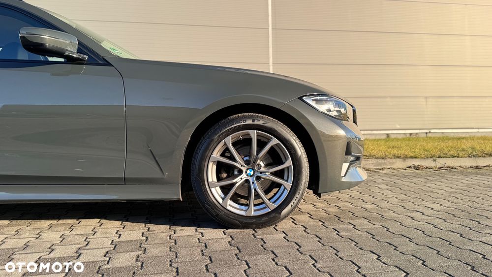 BMW Seria 3 318d Sport Line Shadow - 13