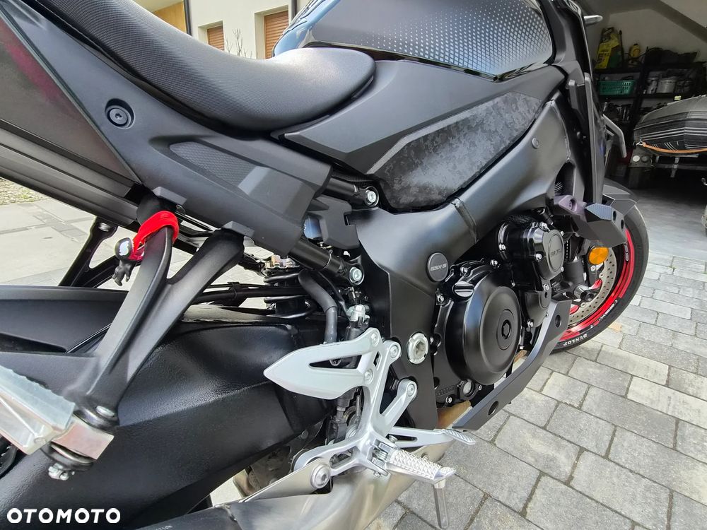Suzuki GSX - 17