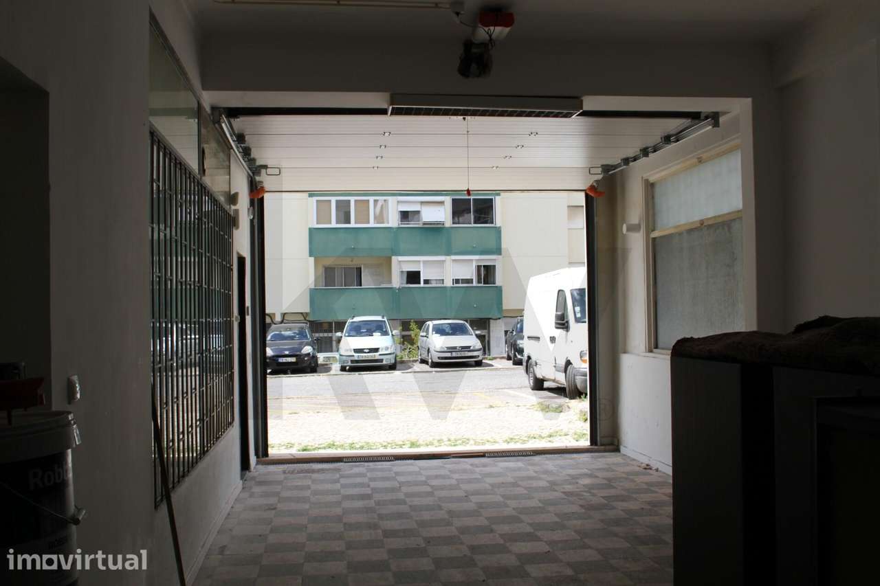 Loja transformada em garagem / armazém com 84m2 na Damaia de Cima - Grande imagem: 3/14