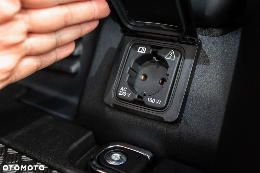 Land Rover Defender - 35